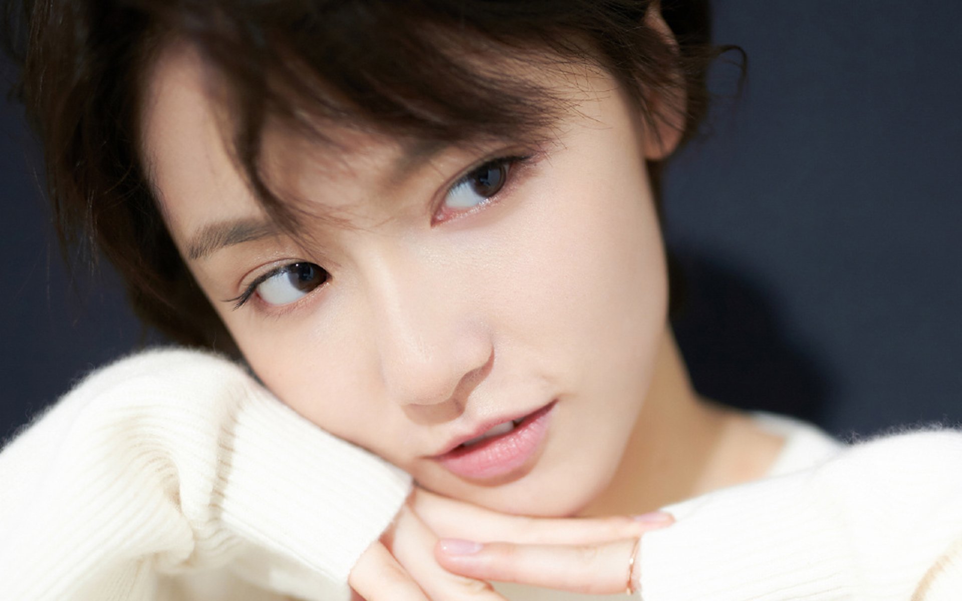 拜仁中场站位流动性强,持续拉扯防线,拜仁 中场